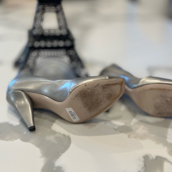 Beautiful,elegant Vintage Salvatore Ferragamo peep toe heels size 8! - Picture 2 of 16